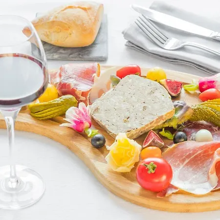 Hotell Logis Hotel-restaurant La Sapiniere